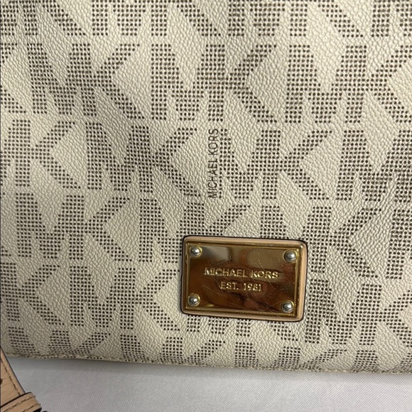 Michael Kors‎ Cream Crossbody Bag with Gold-Tone Accents - Picture 6 of 9